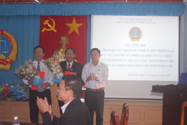 Lễ trao quyết định bổ nhiệm, bổ nhiệm lại Thẩm phán Trung cấp, sơ cấp và chức vụ quản lý năm 2016